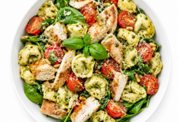 Spinach & Ricotta Tortellini Chicken Salad With Basil Pesto — 350 g Spinach & Ricotta Tortellini Chicken Salad With Basil Pesto — 350 g